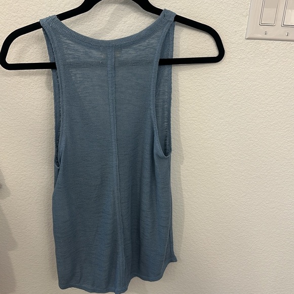 Tank tops - Picture 2 of 4